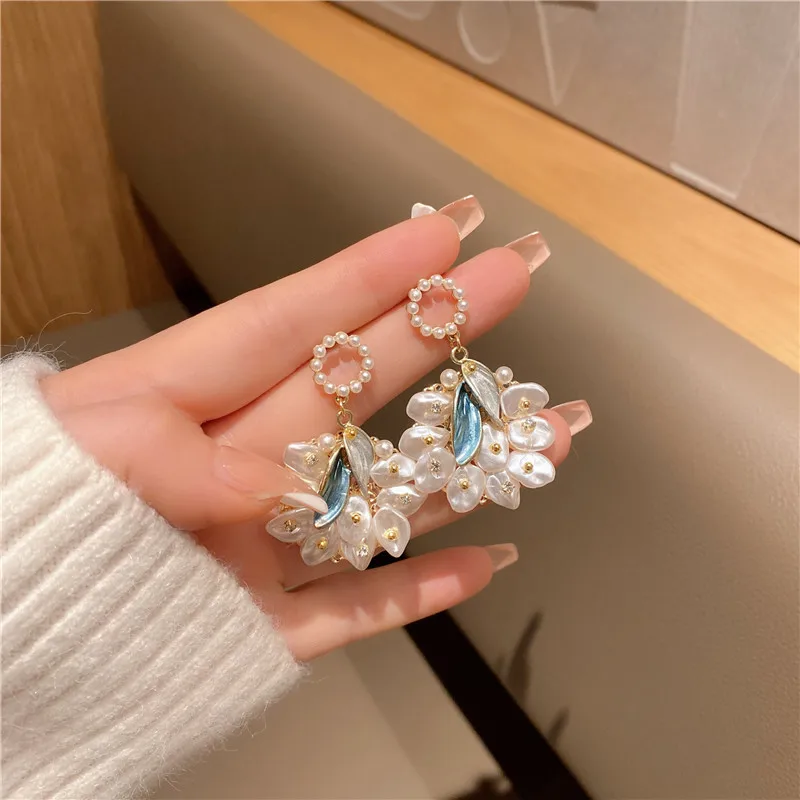 

Fashion Gold Irregular Flower Enamel Shaped Pearl Earrings Women Personality Pendant Earrings Jewelry Wedding Gift Pendant