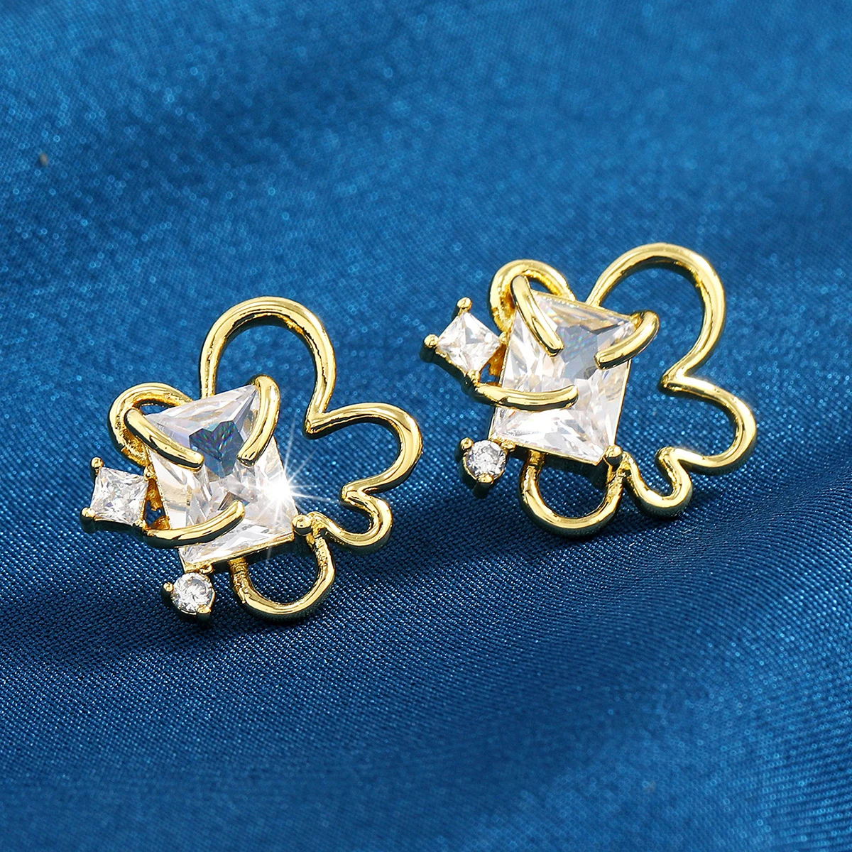 

Женские серьги-гвоздики неправильной формы, с фианитами