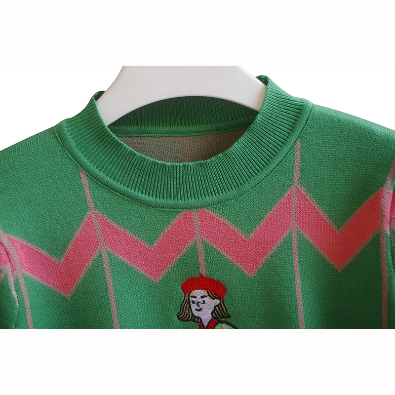 Женский трикотажный пуловер с вышивкой и блестками круглым вырезом