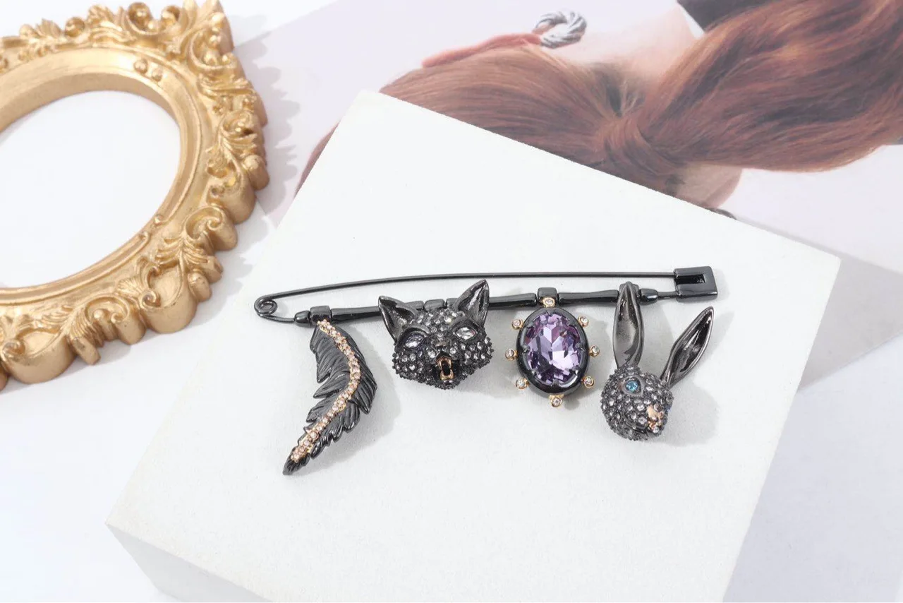 

Женская Брошь-значок