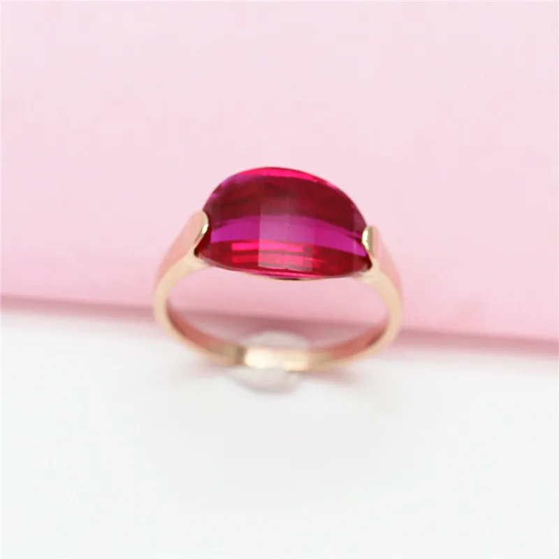 Женское обручальное кольцо с овальным камнем покрытием розовым золотом 14 к 585