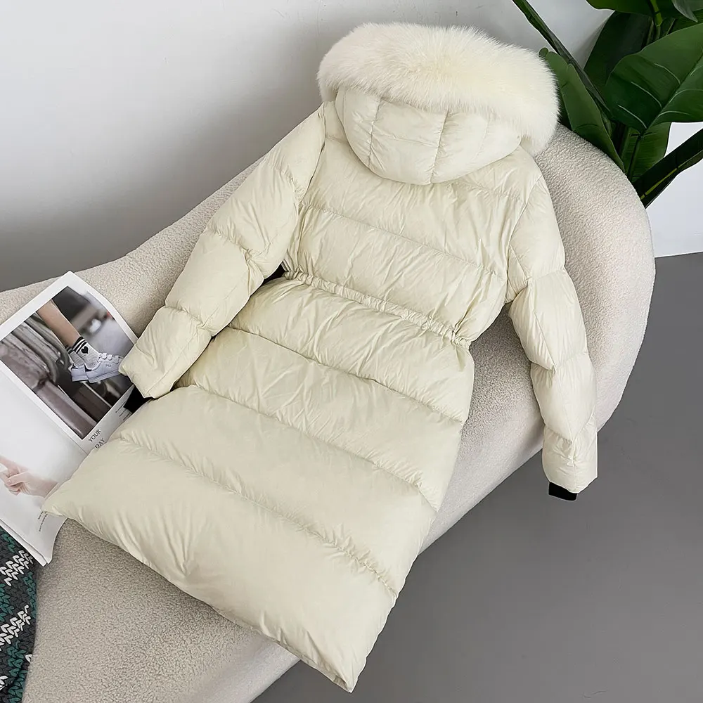 Женское длинное теплое пальто на белом утином пуху с воротником из лисьего меха и
