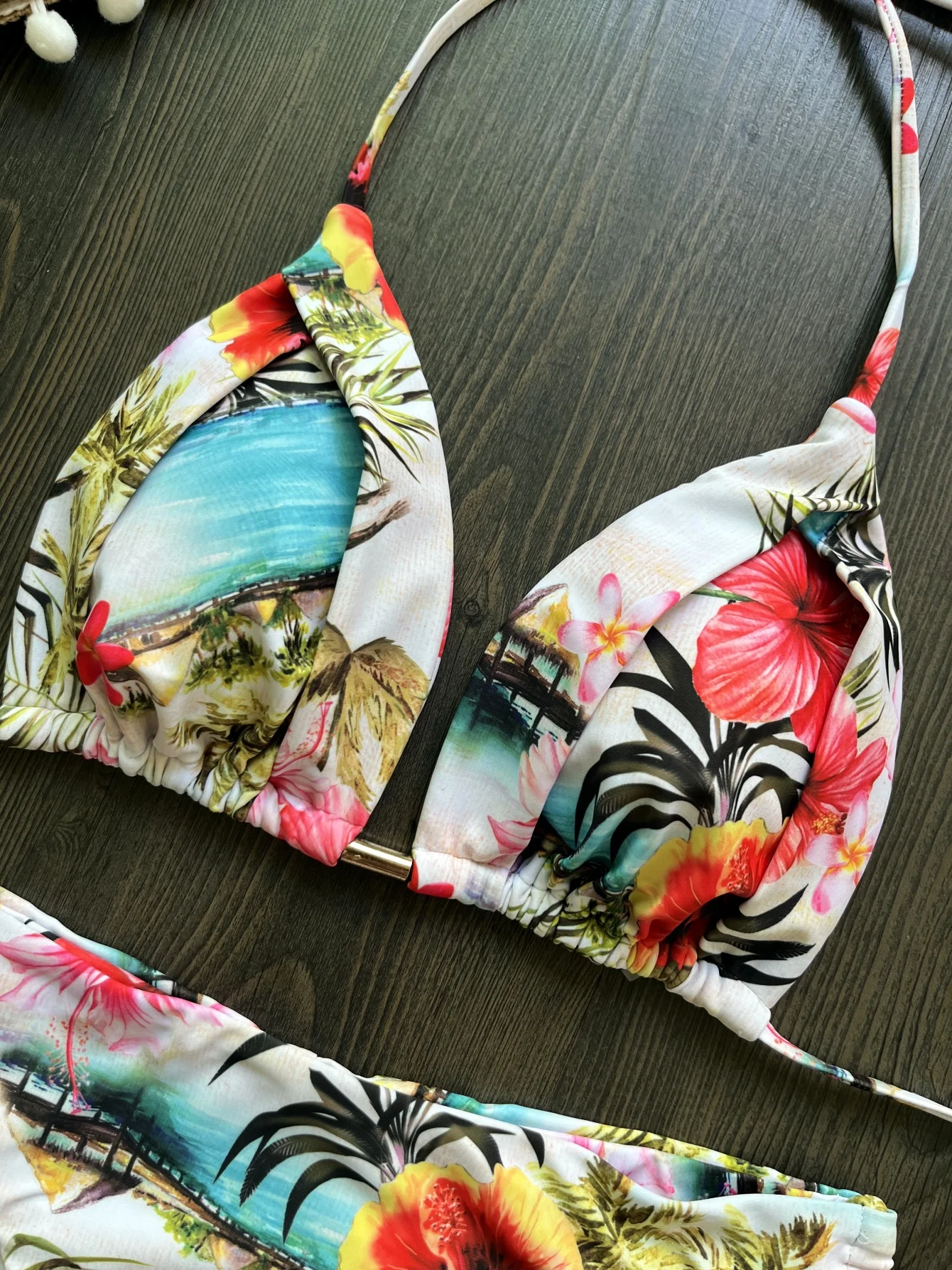 Женский купальный костюм с чашками пуш-ап и лямкой на шее