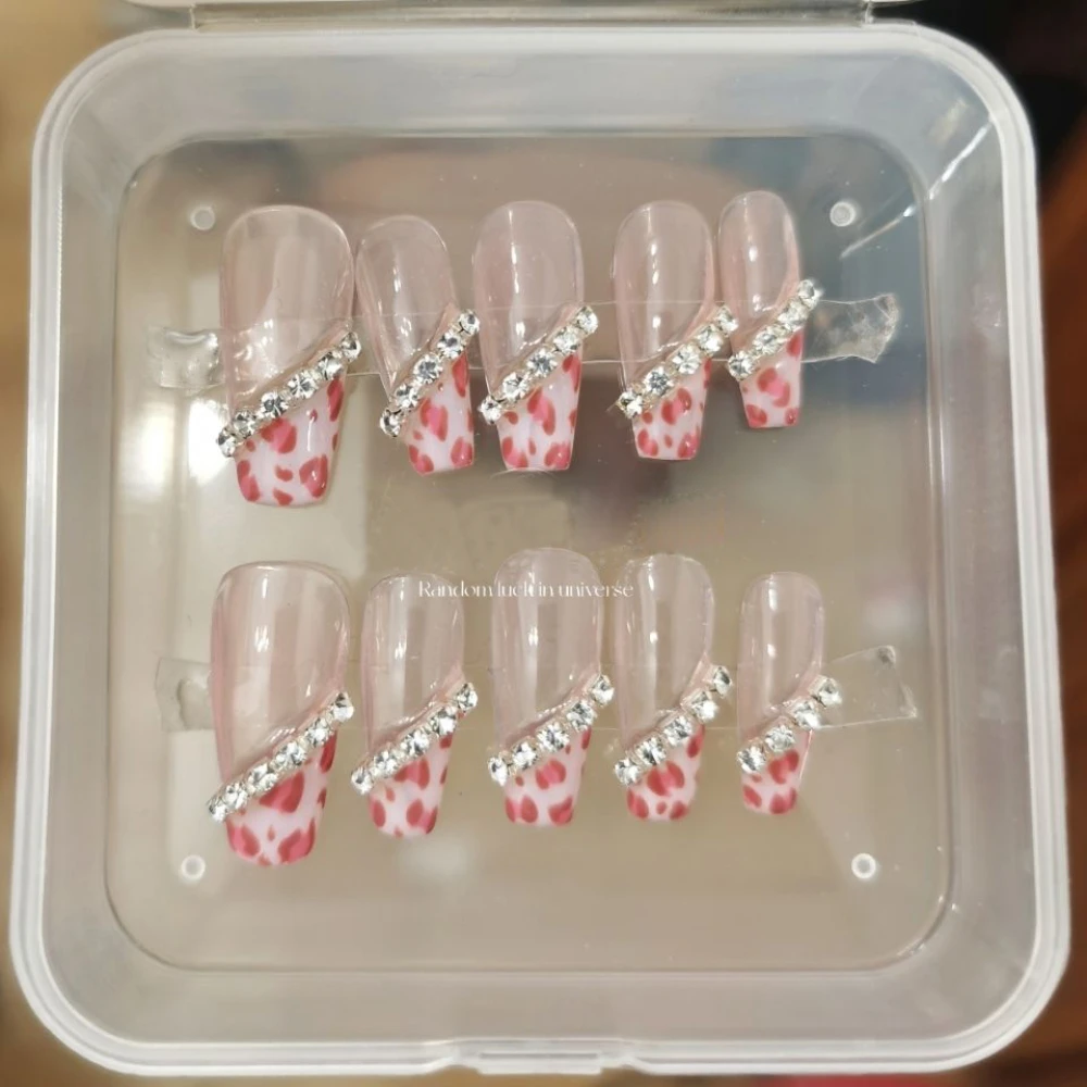 

Накладные ногти кофейного цвета в японском стиле с леопардовым принтом