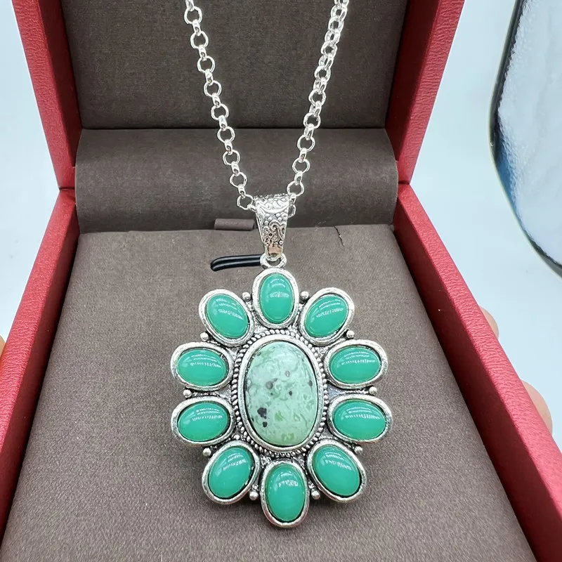 

Retro Oval Metal Inlaid Green Stone Pendant Necklace Delicate and Generous Pendant To Send Chain