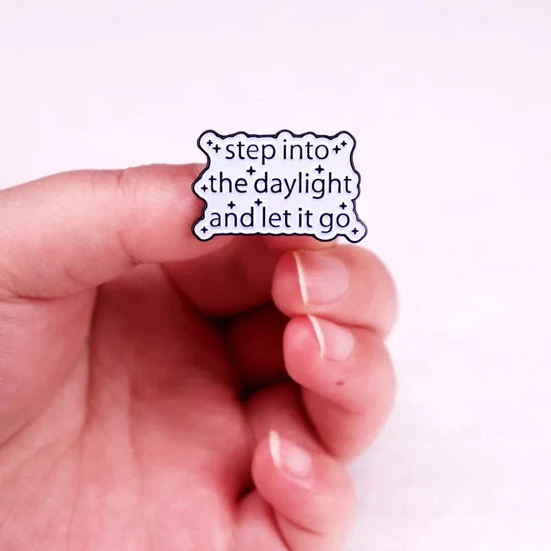 Зайдите в дневное время и вставьте него эмалированные булавки значки нагрудные