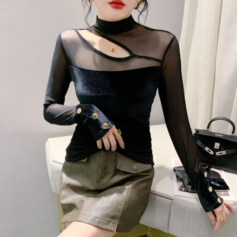 Женская облегающая футболка с разрезом и сеткой