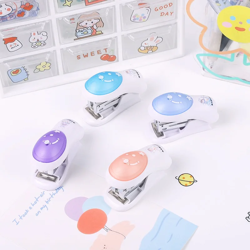 

Mini Stapler Set Astronaut 24/6 Student Trumpet Stapler Hand-held Stapler Office Supplies Cartoon Student Stationery