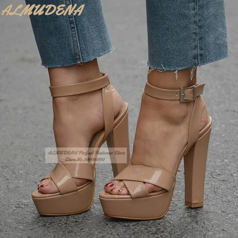 ALMUDENA Босоножки телесного цвета из лакированной кожи на массивном каблуке