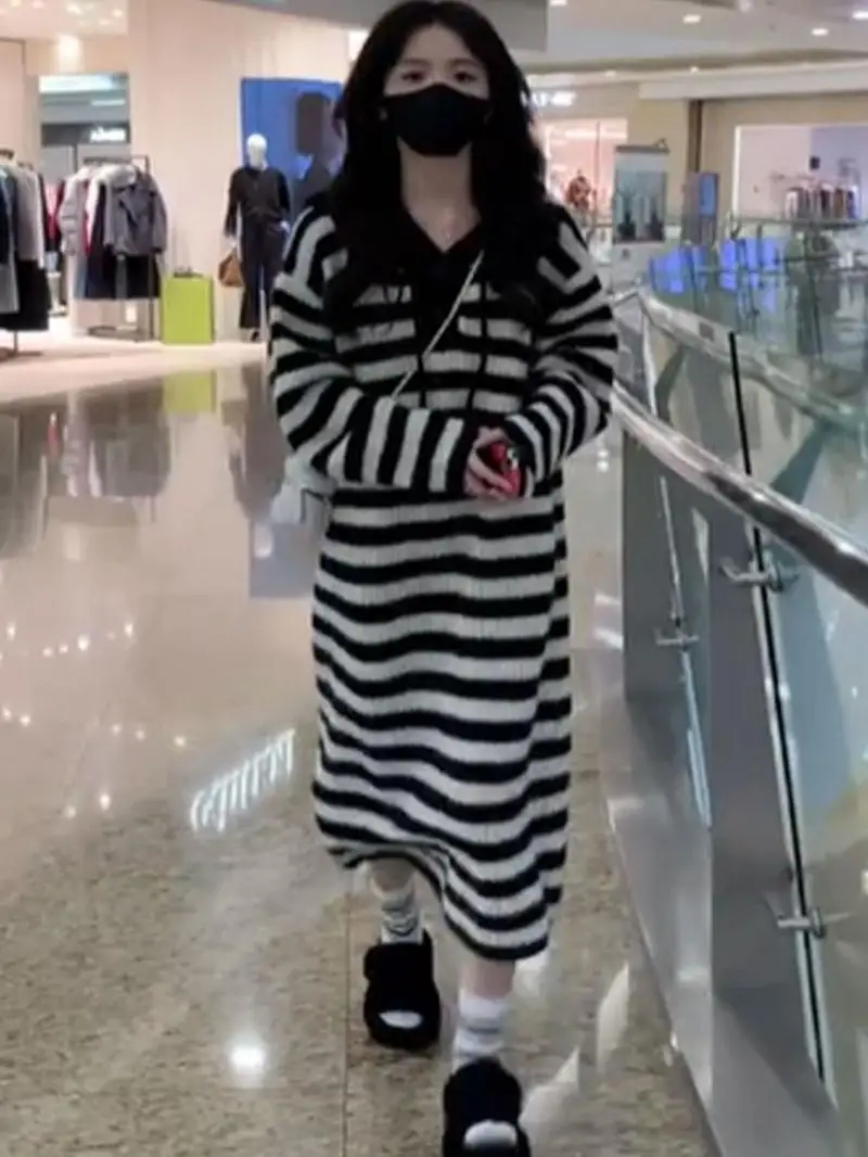 Трикотажное платье с капюшоном контрастного цвета в полоску. Женское новое