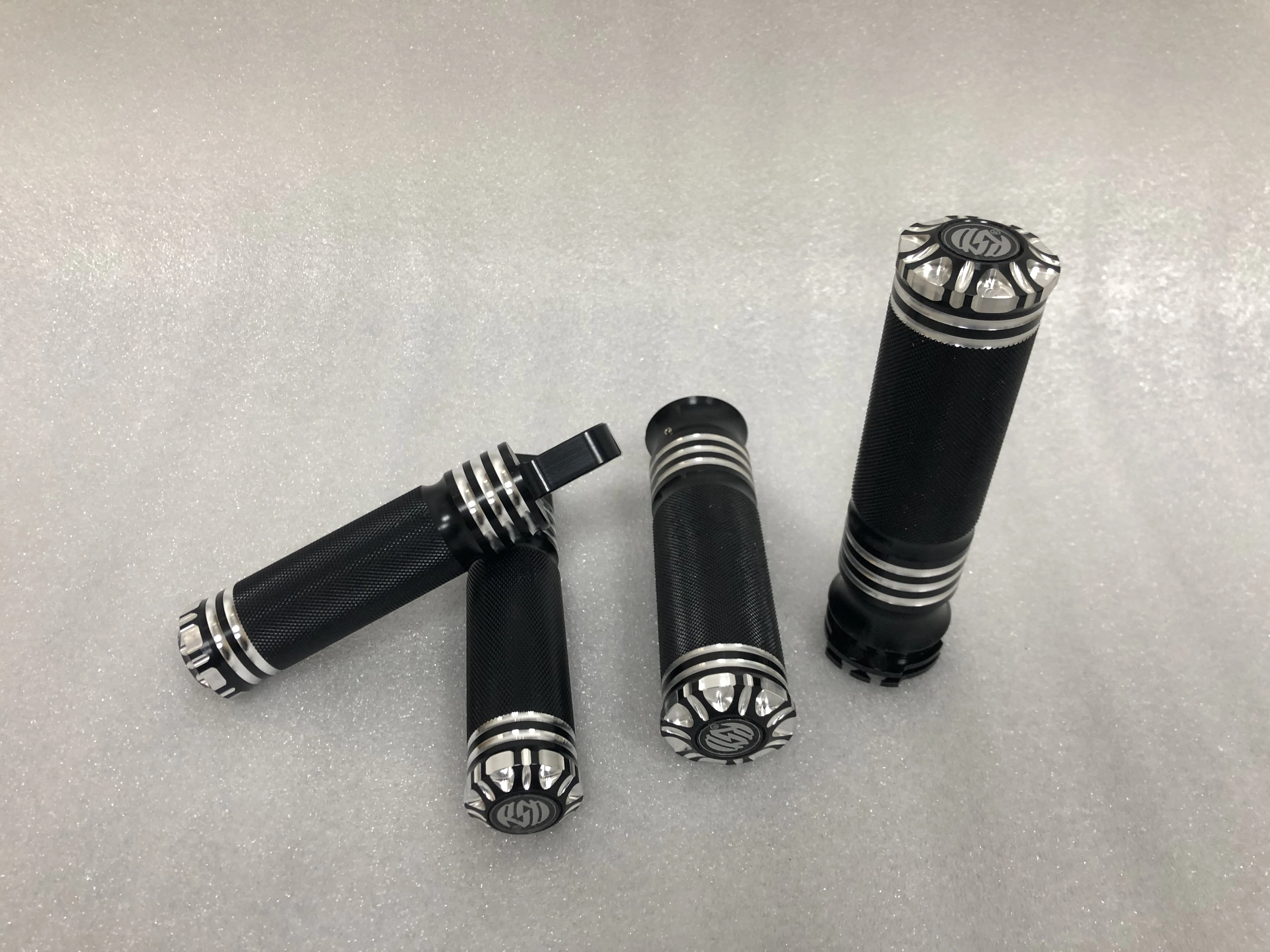 Ручки RSD на руль мотоцикла 25 мм для ног с ЧПУ |