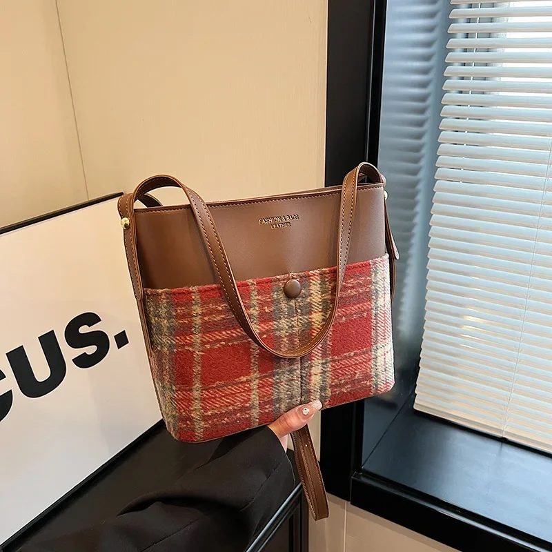 Модная повседневная большая сумка контрастного цвета новинка зимы 2024 шерстяная