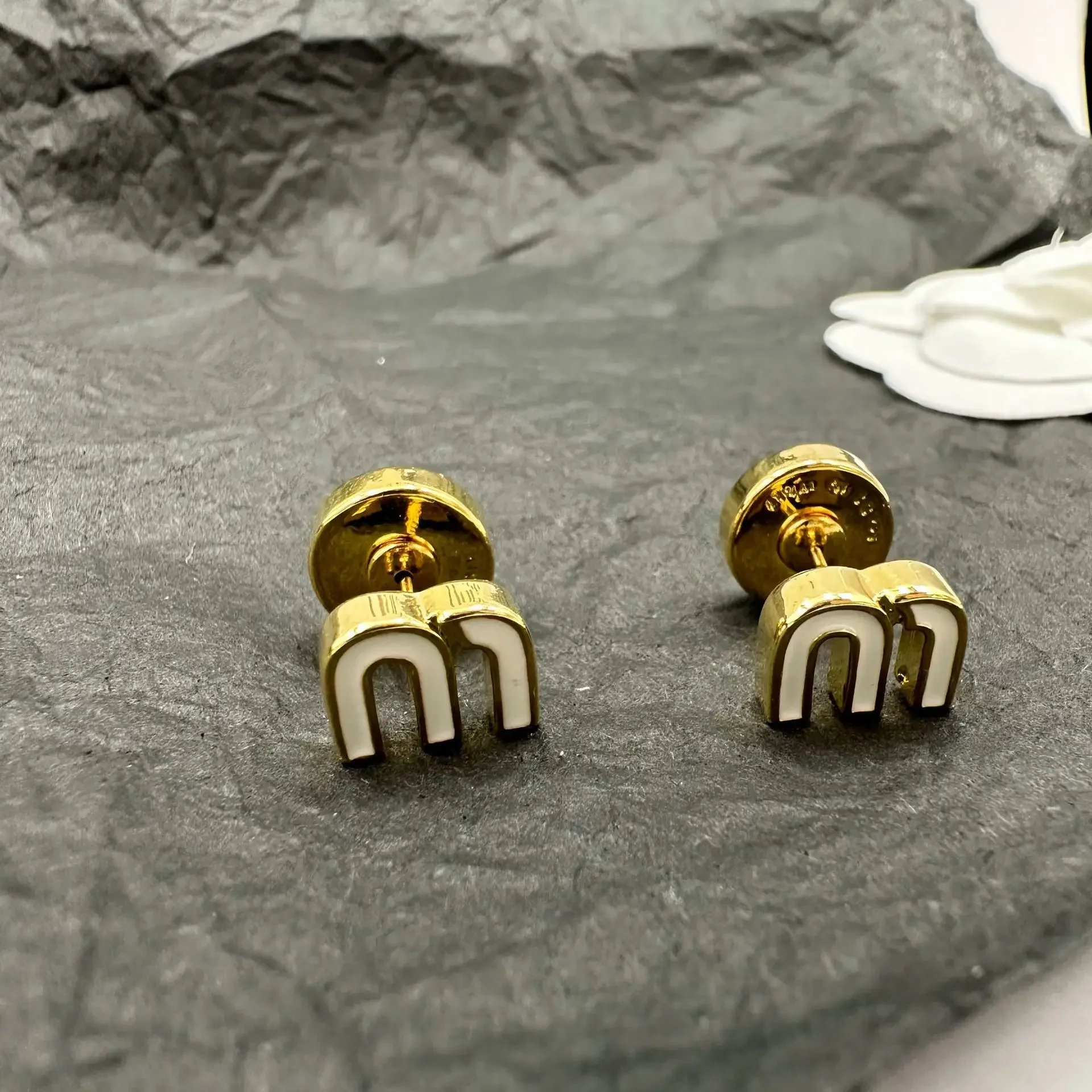 Серьги M House с буквами и глазурью стразы женские нишевые дизайнерские серьги