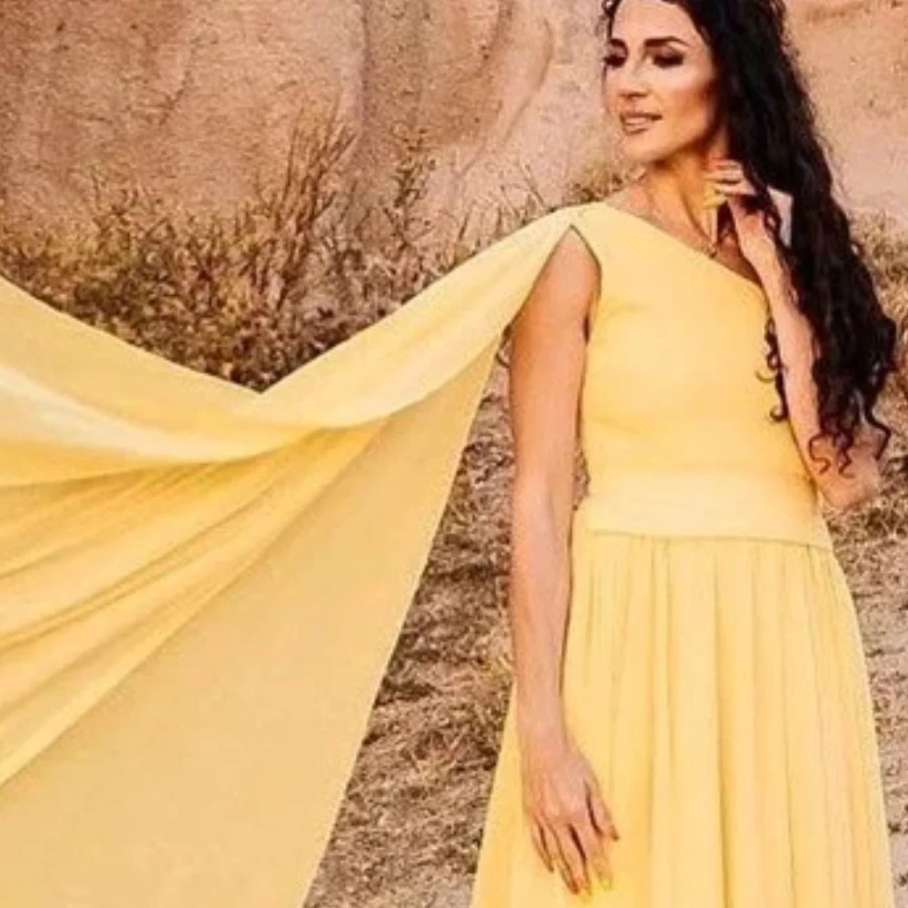 Элегантное шифоновое вечернее платье-трапеция на одно плечо с драпировкой и