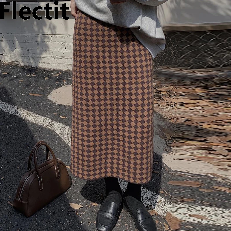 

Женская трикотажная юбка в шахматную клетку, с разрезом сзади