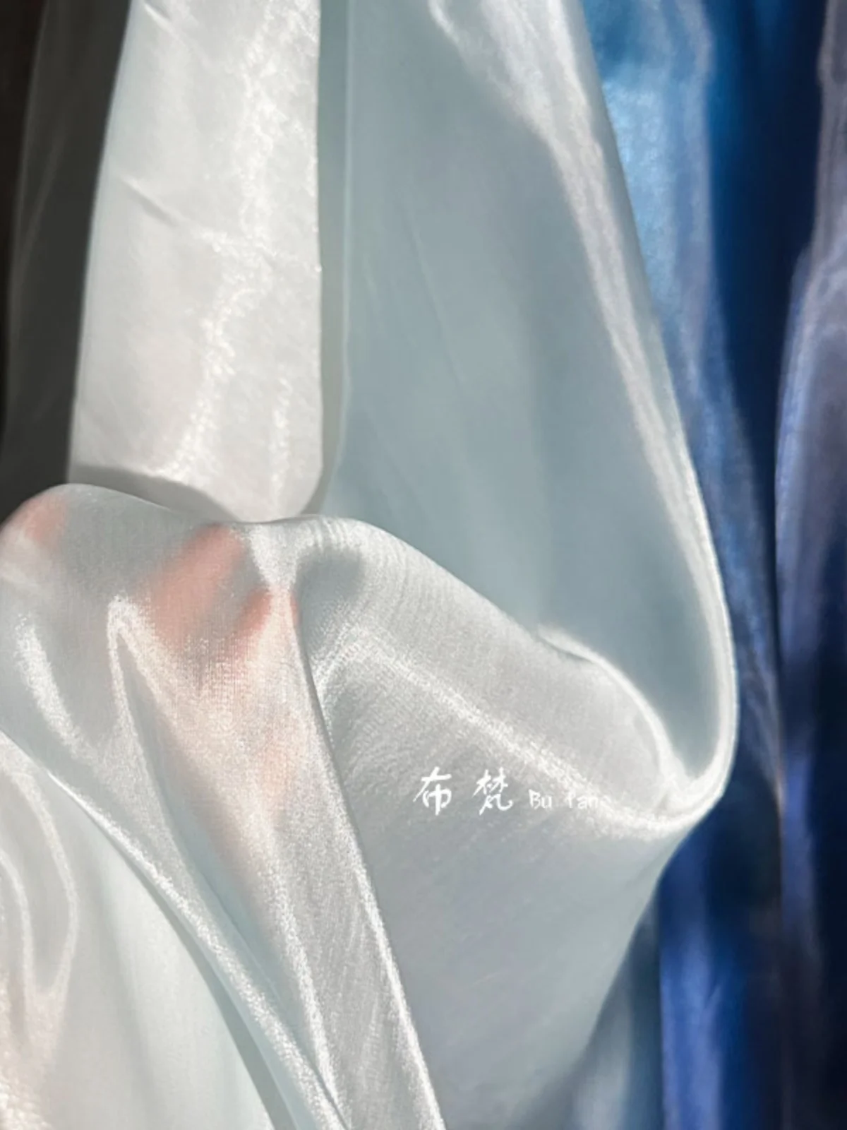 Блестящая блестящая дизайнерская ткань с голубым градиентом