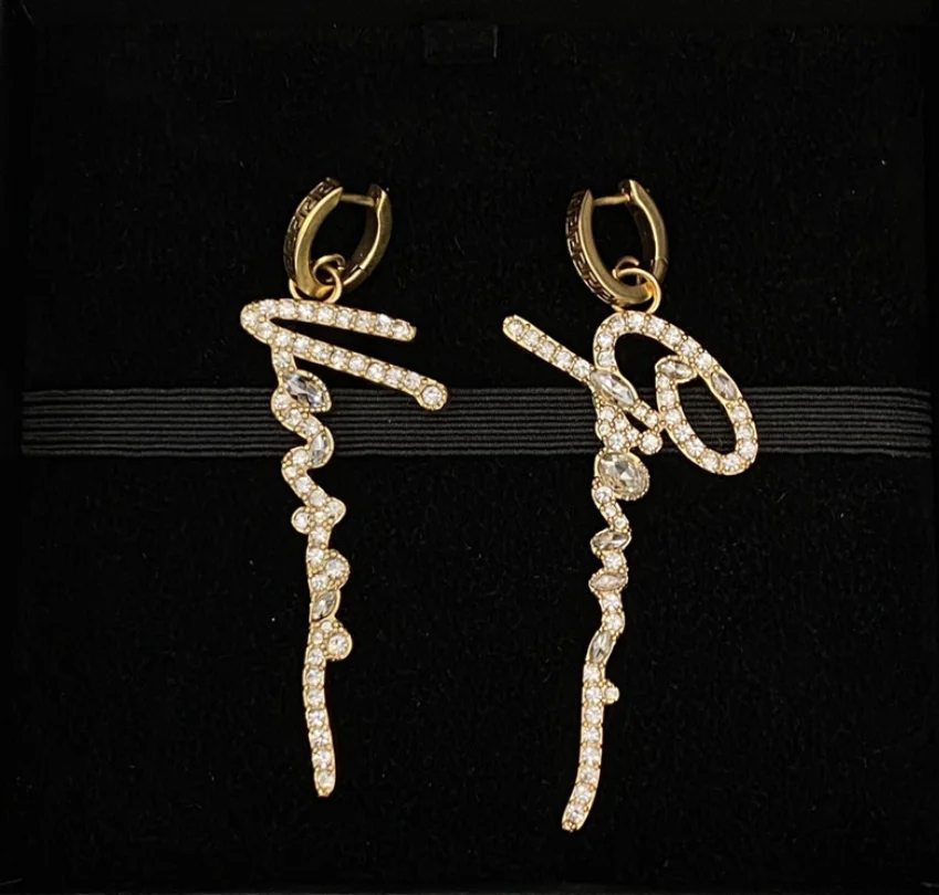 Золотые винтажные асимметричные серьги с головой Медузы