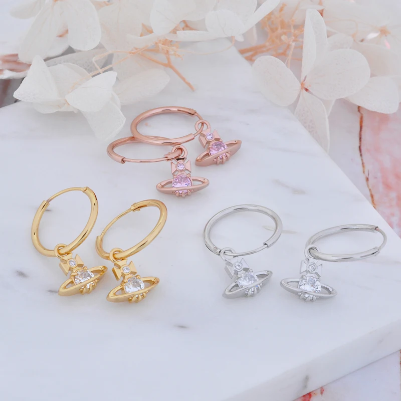 

Popular Vivienne West Queen Four-Claw Zircon Hoop Earrings Fashion Ladies Jewelry Punk Style Ins Same Style Girlfriend Gift