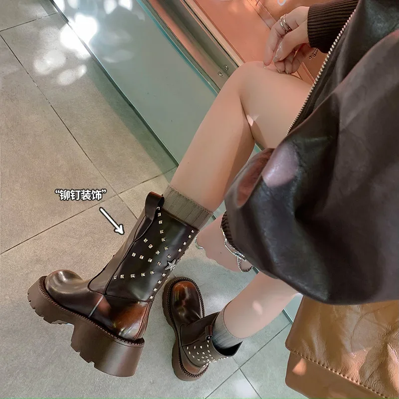 Роскошные короткие сапоги с заклепками и стразами пентаграммой