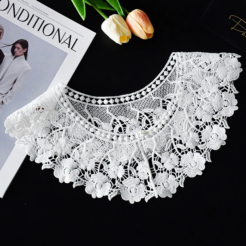 

Fake collar with versatile large lace embellishments for a sweet taste
