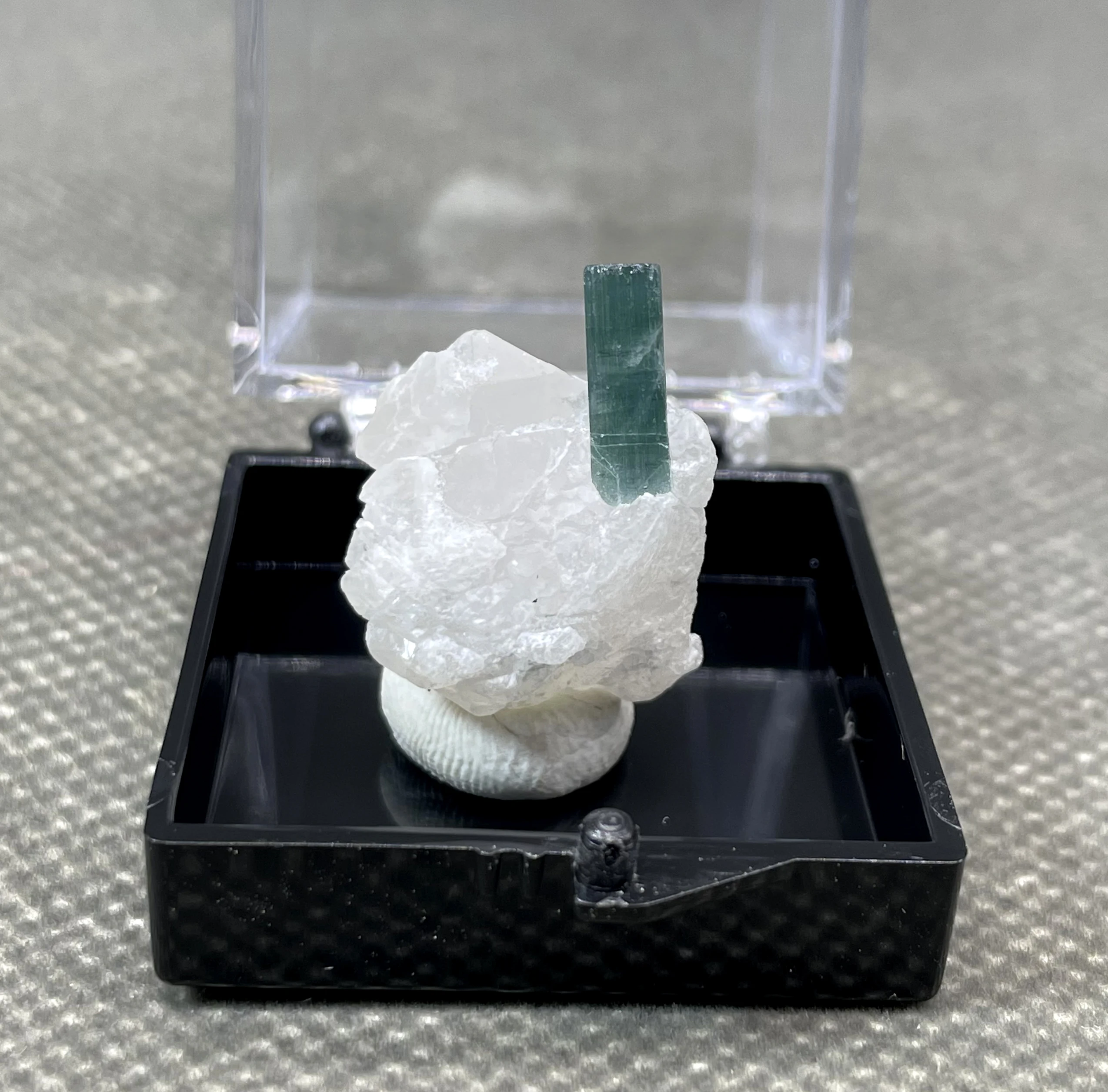 

Очень редкий! 100% Φ камни и кристаллы кварцевые кристаллы + Размер коробки 3,4 см