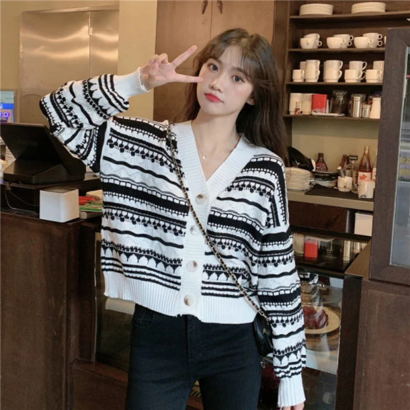 

2022 Autumn Winter French Retro Stripe Sweater Women's Short Lazy Style V-neck Loose Korean Age Reducing Knitted Cardigan