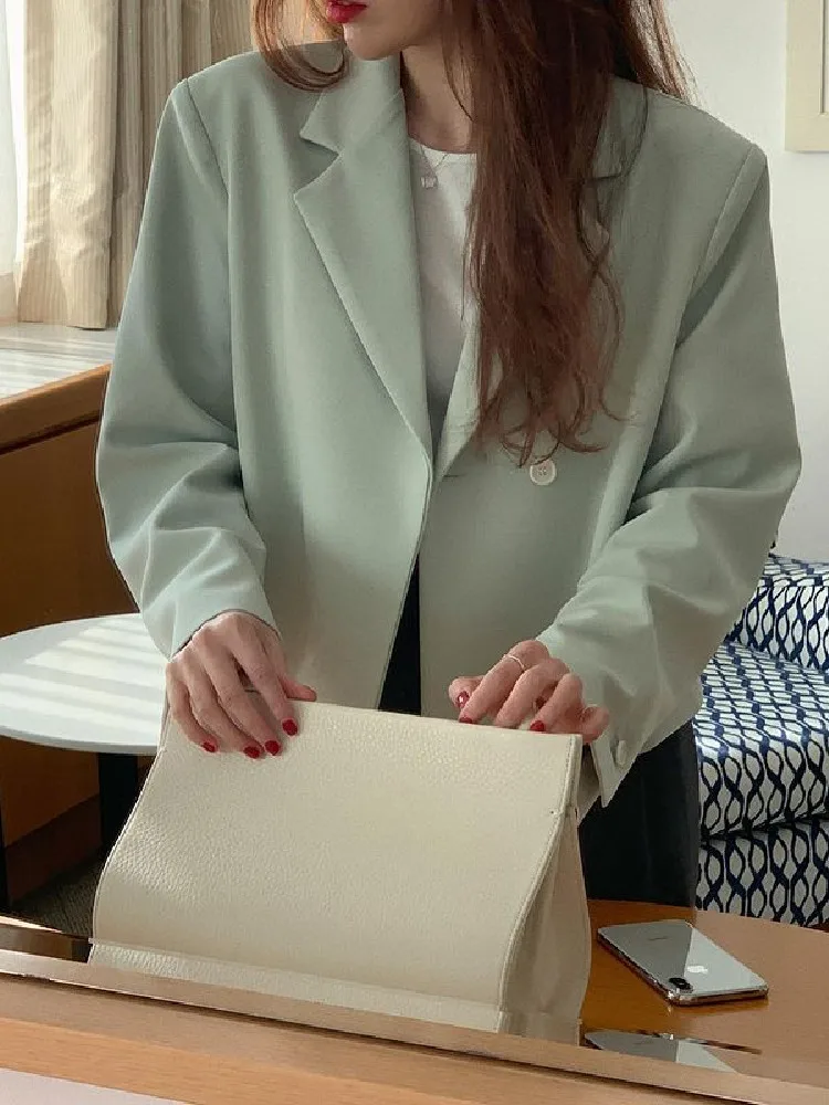 Куртка женская короткая однотонная с длинным рукавом и отложным воротником |