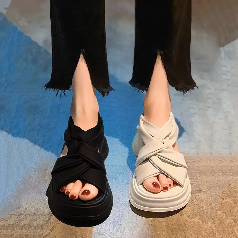 New thick soled sandals for women in summer 2023 High level sense Versatile beach Caligae thick soled simple