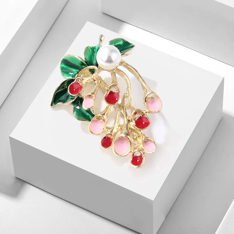 

TULX Enamel Grape Brooches Women Alloy Pearl Fruits Corsage Suit Accessories Weddings Banquet Brooch Pins New Year Gifts
