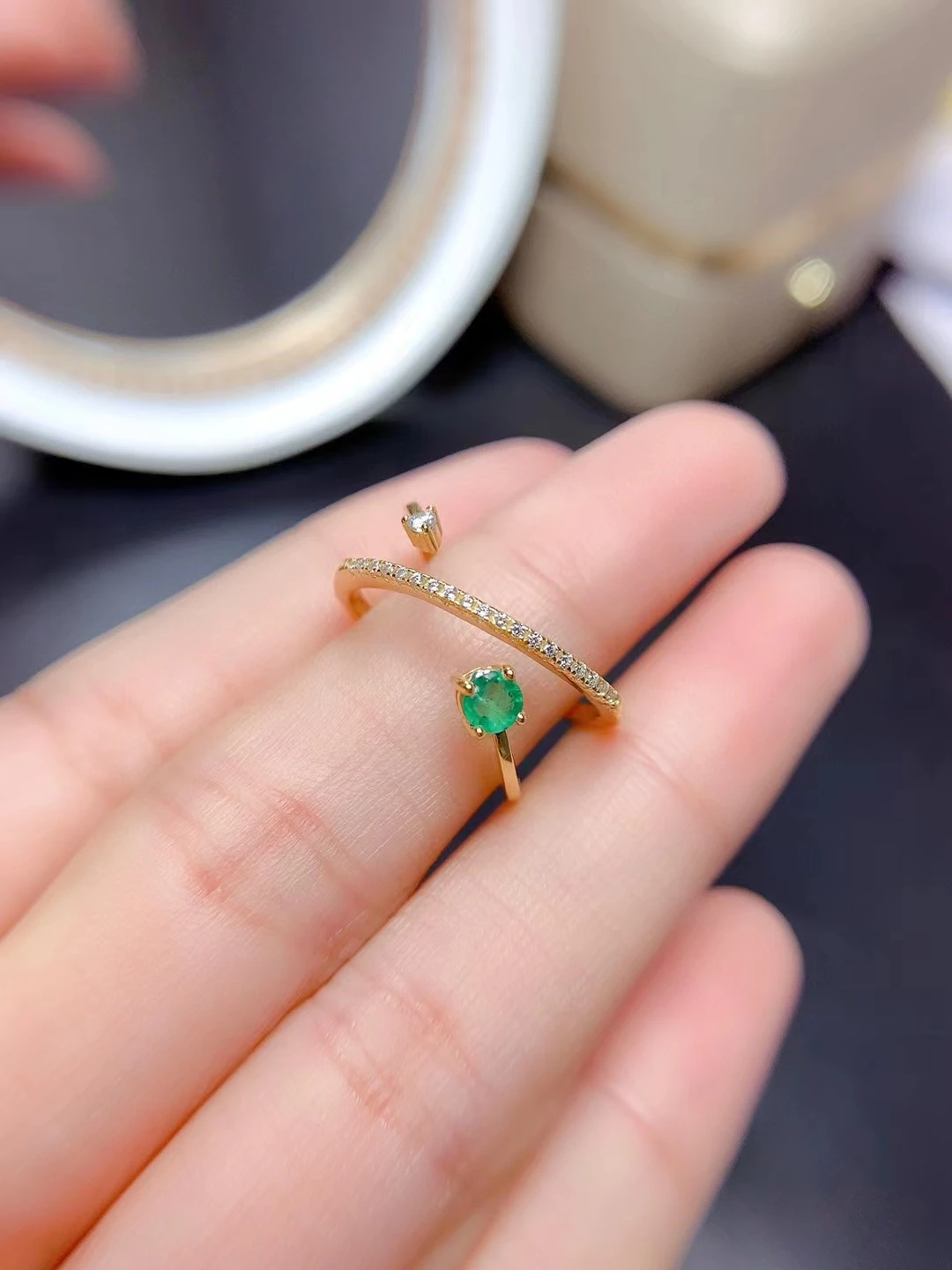 Женское кольцо с изумрудом