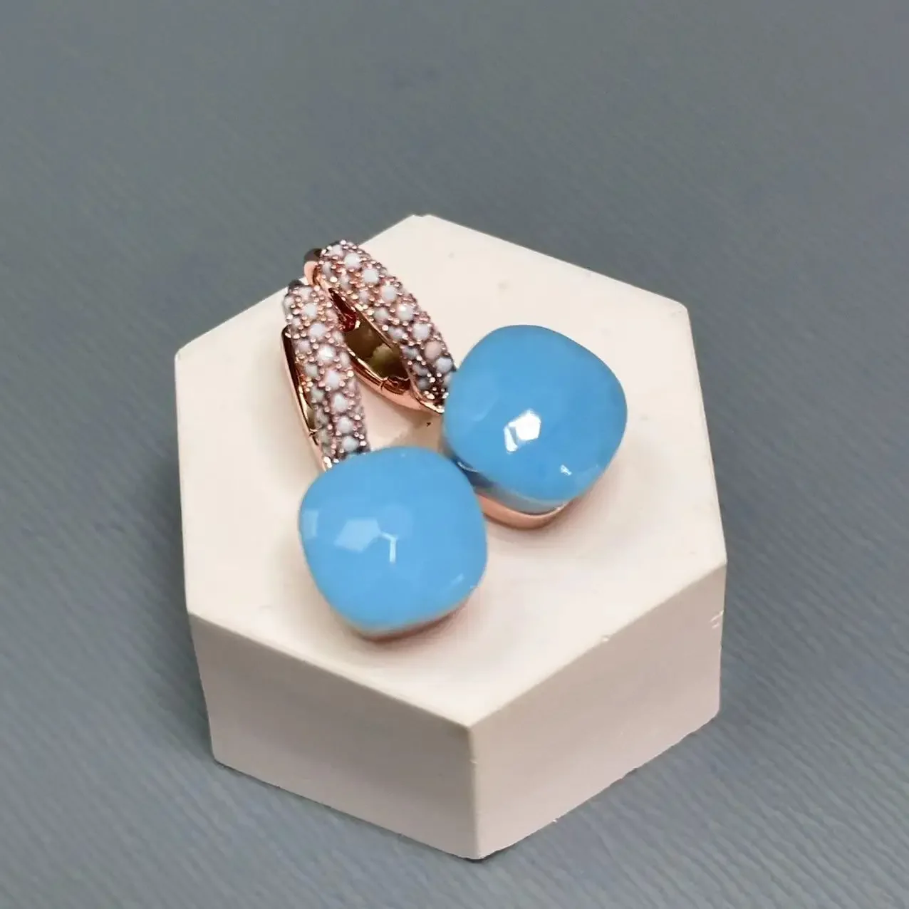 Серьги Nudo 10 6 мм инкрустированные молочно-белым Цирконом для женщин