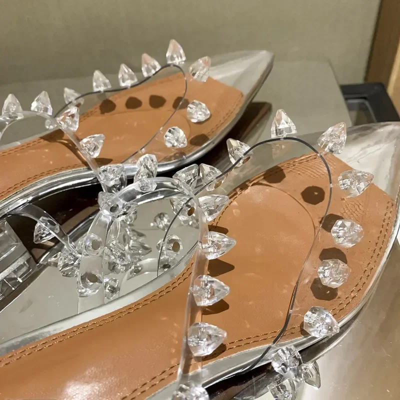 Женские туфли на каблуке с заклепками