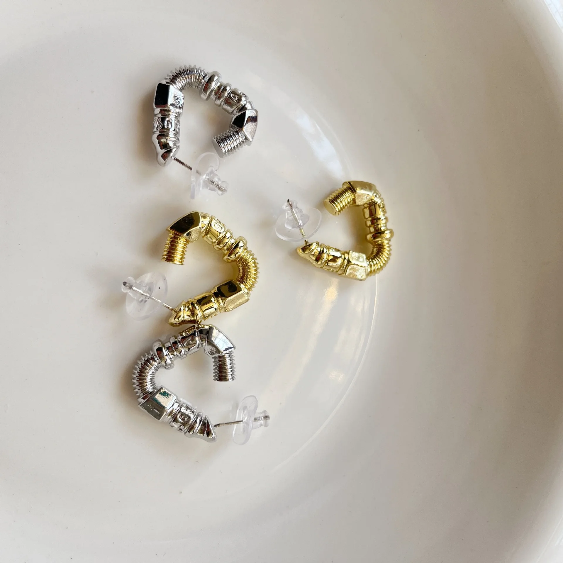 Серьги-гвоздики с металлической текстурой в виде винта