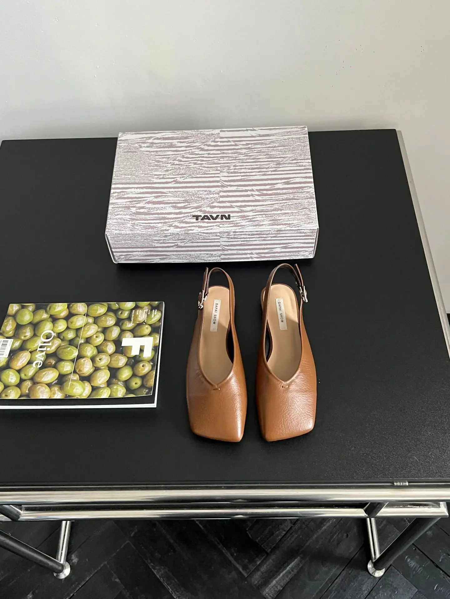 Туфли женские на плоской подошве с квадратным носком и ремешками