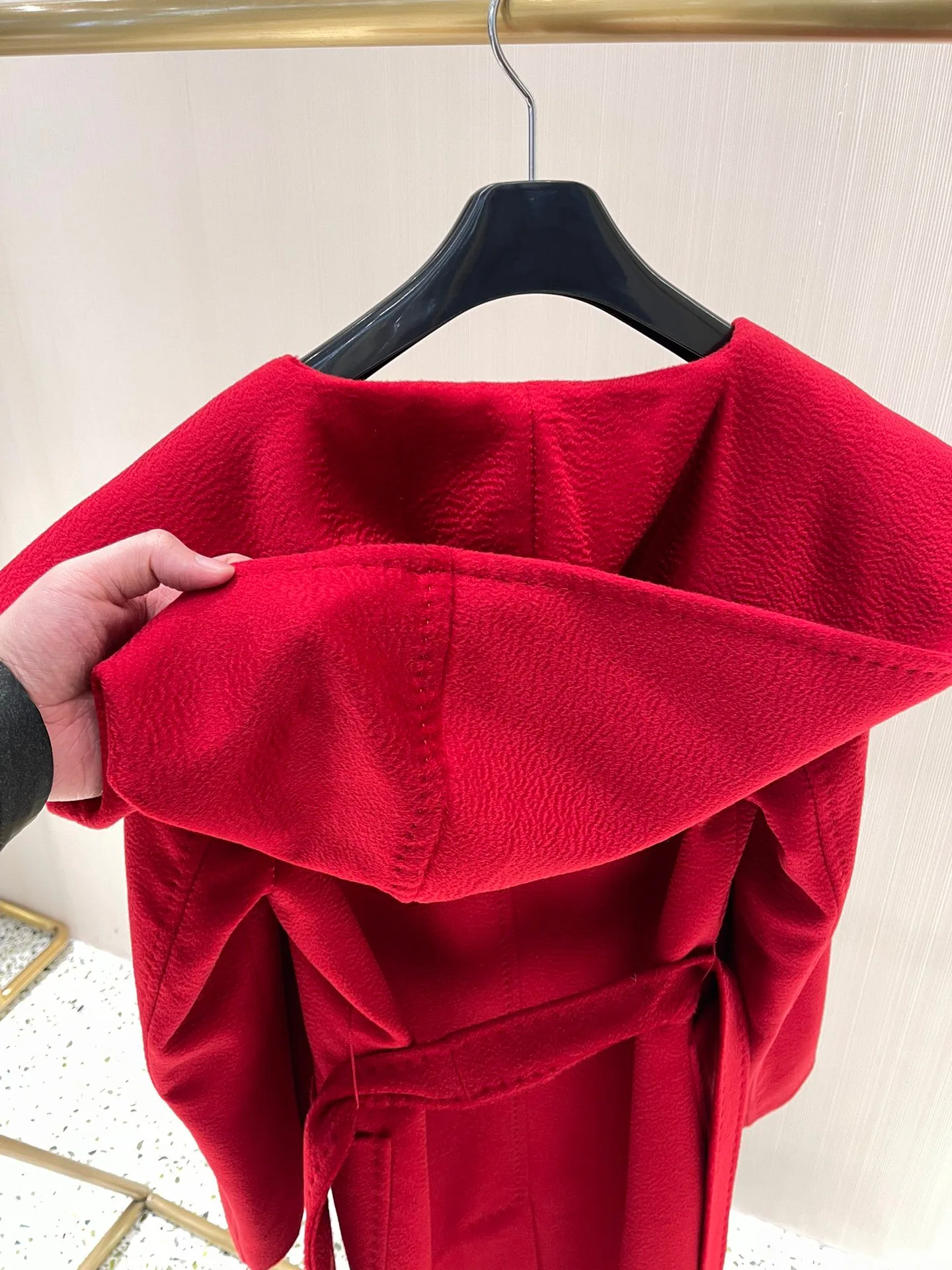 Женское повседневное пальто с капюшоном черное Свободное средней длины из