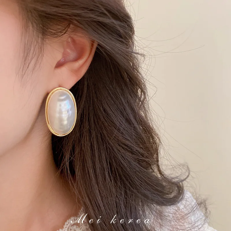 

Real Gold Electroplated Silver Needle French Retro Baroque Oval Pearl Earrings High Sense Elegant Wholesale