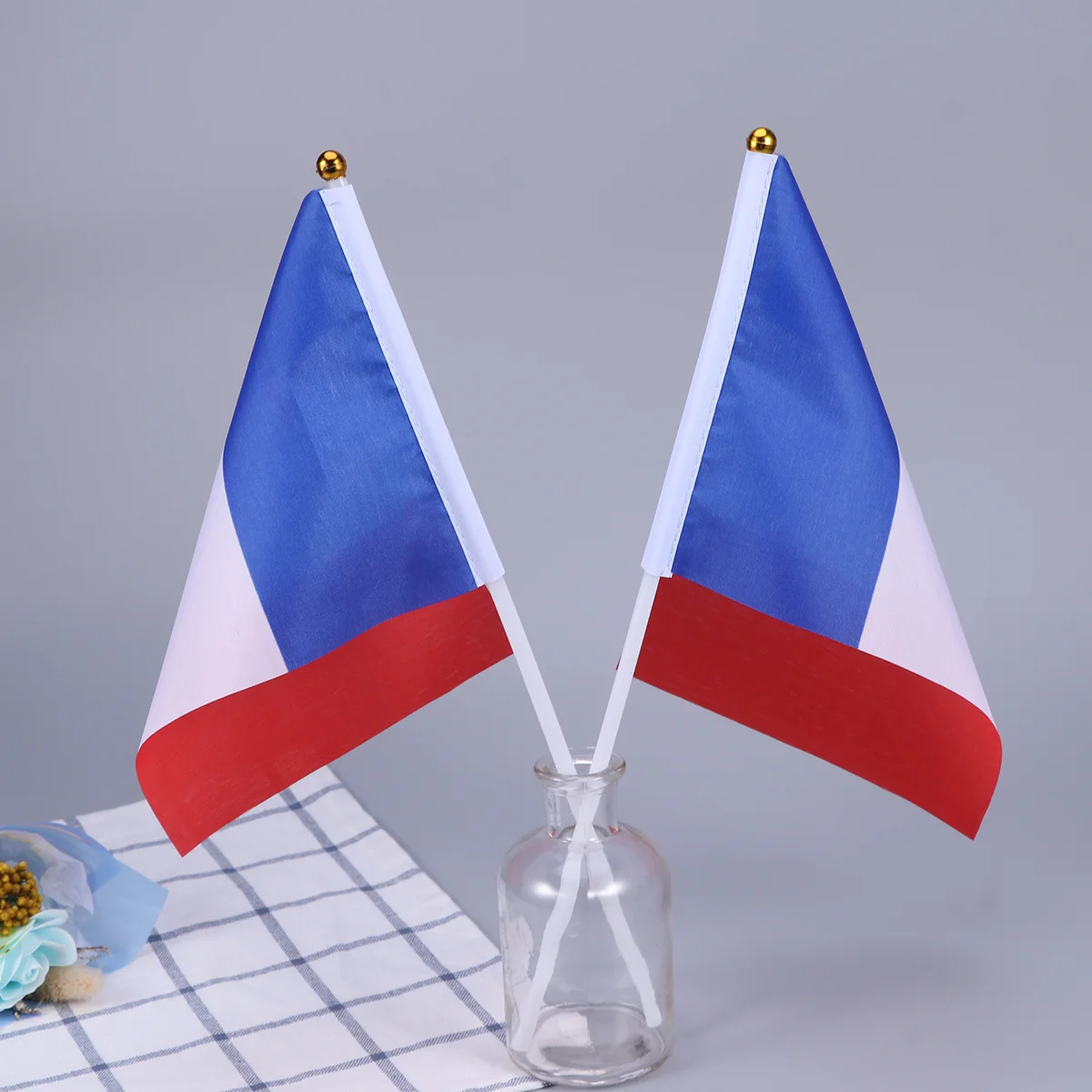 Рисунок 2 - ручной маленький Французский флаг на палочке