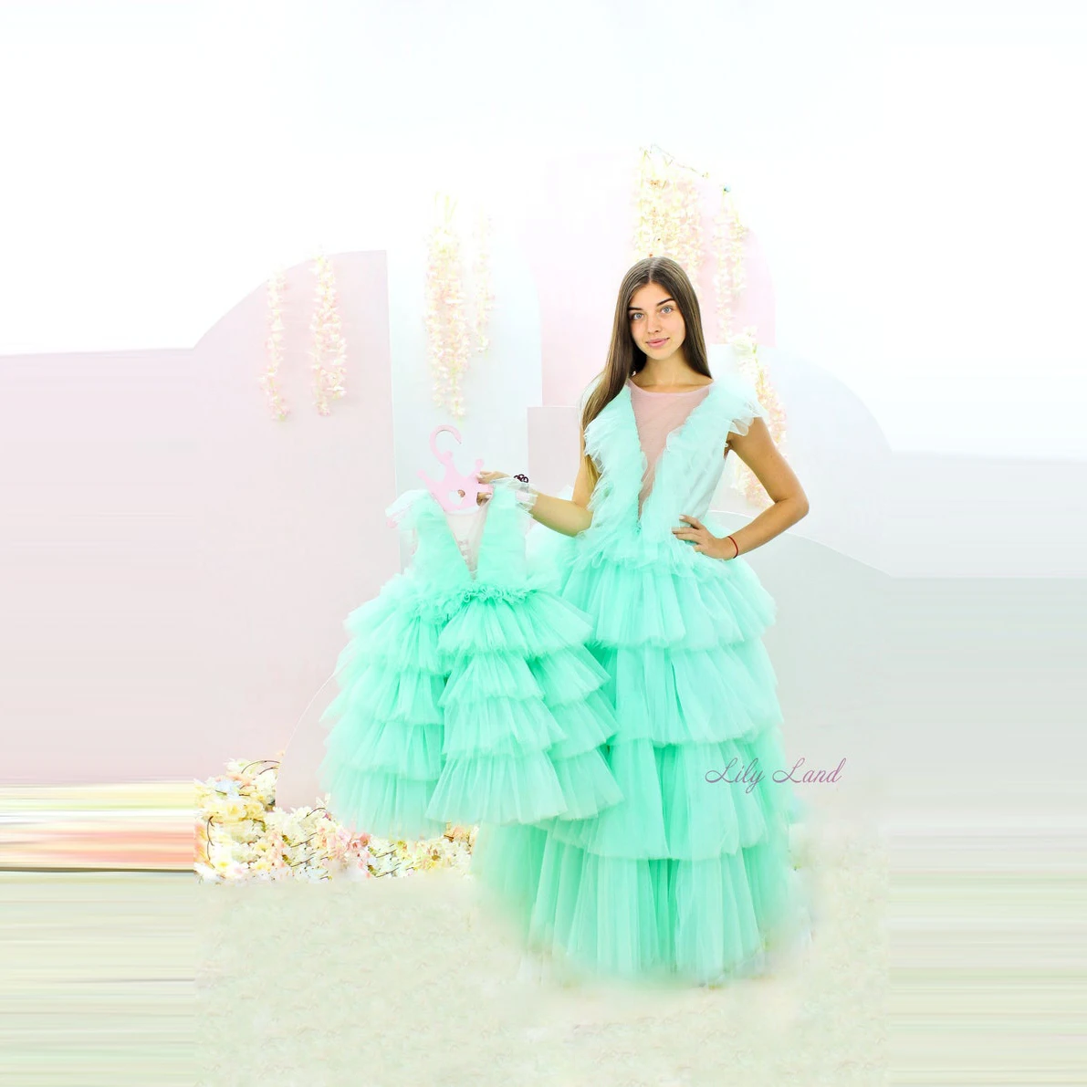 

2022 Mint Green Mother And Kid Tulle Matching Dressing Gowns For Photo Shoot V Neck Extra Puffy Ruffles Family Look Prom Dress