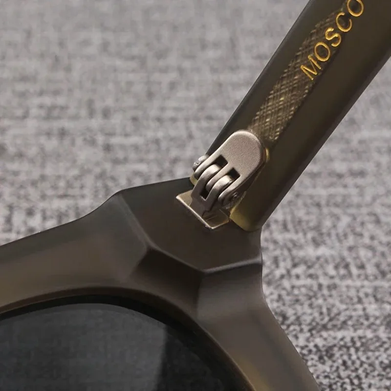 Солнцезащитные очки в оправе с черепаховой рамой