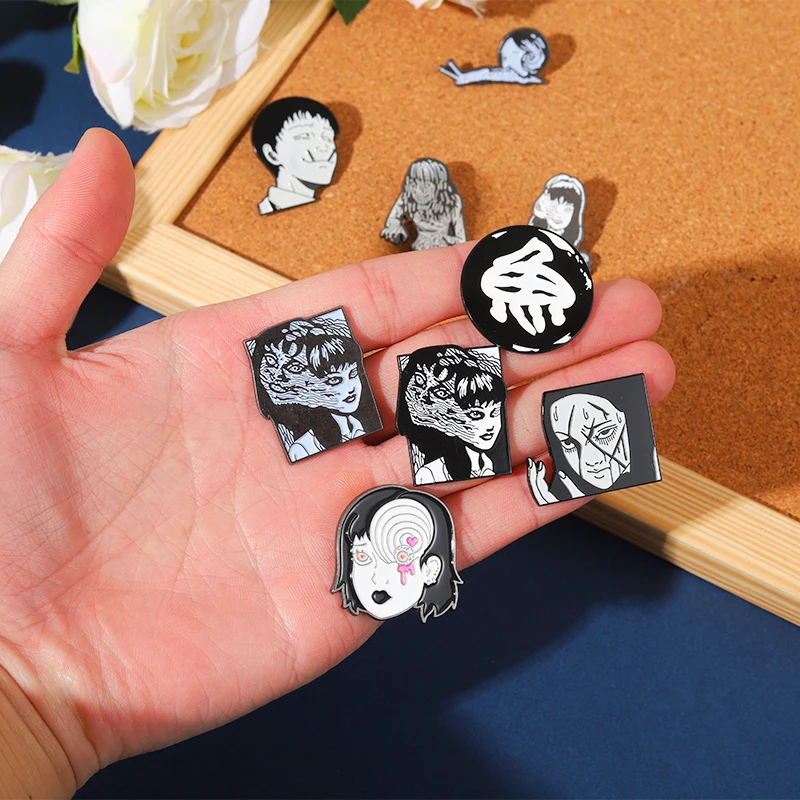 Брошь на заказ в стиле японского ужаса с эмалью |