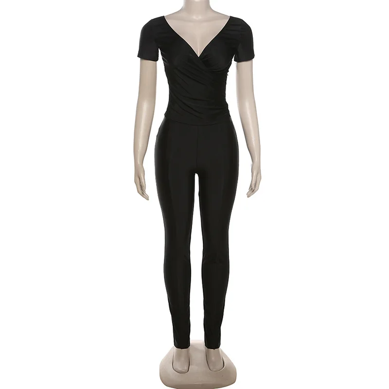 Женский спортивный костюм с глубоким V-образным вырезом и коротким рукавом