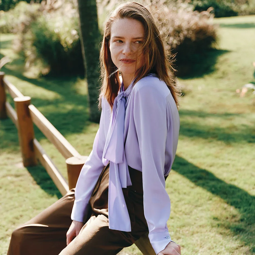 Женская шелковая блузка с воротником-стойкой и манжетами