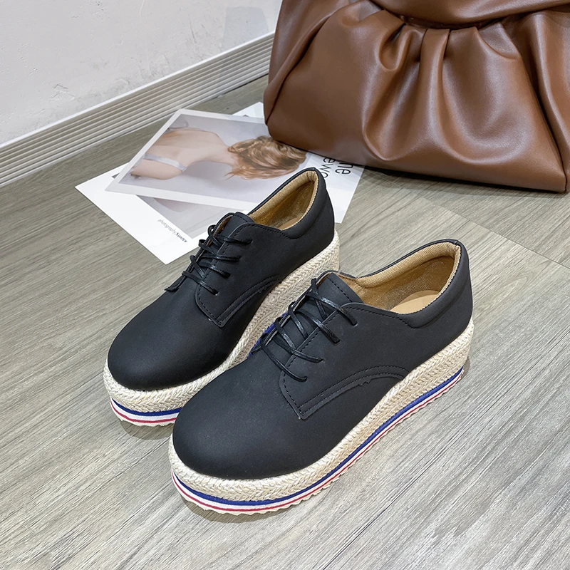 

Женские кроссовки на танкетке, удобные повседневные туфли из искусственной кожи на шнуровке с круглым носком, на платформе, весна-осень 2022