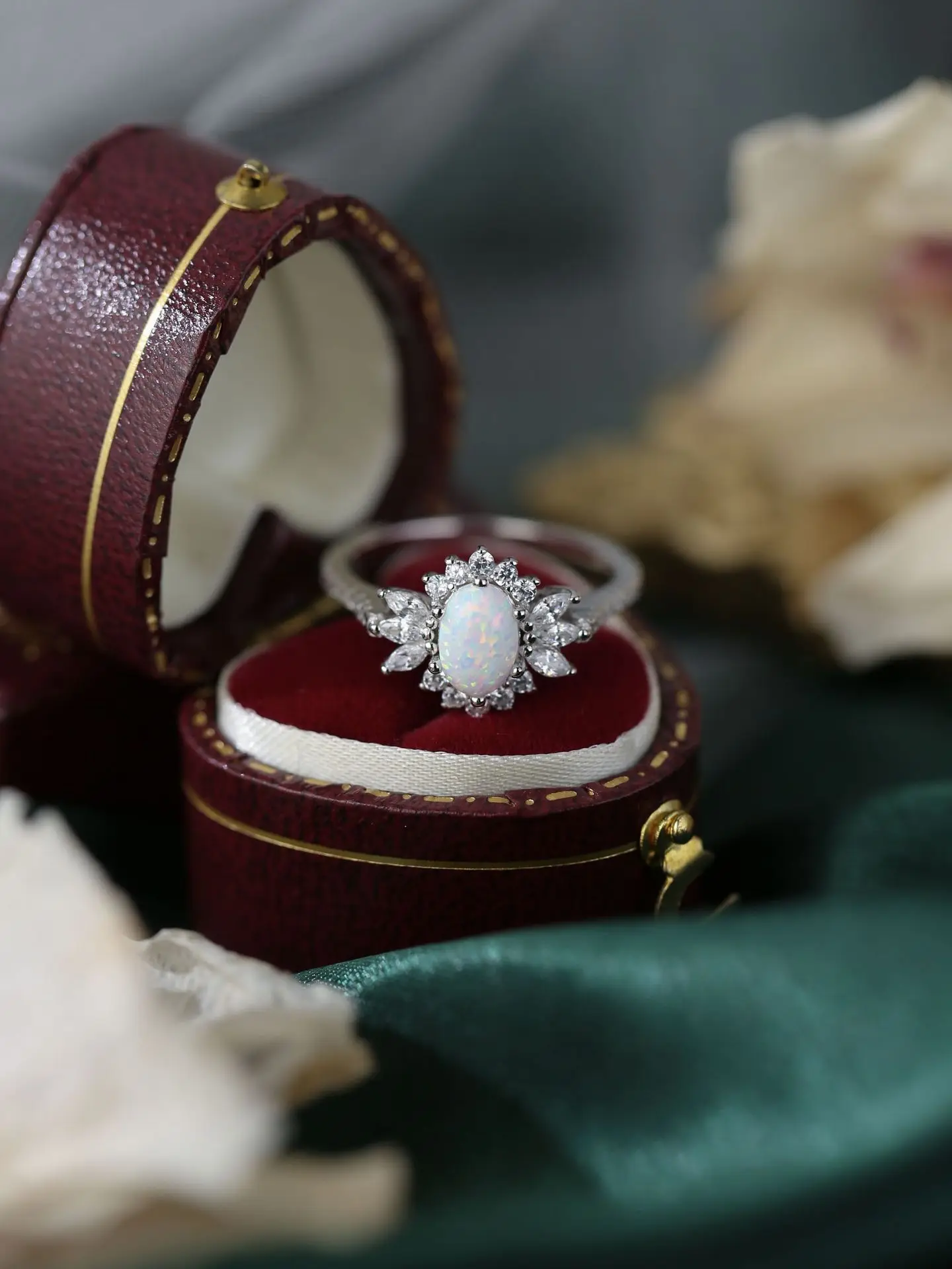 

Женское кольцо из серебра 2023 пробы с натуральным Цирконом