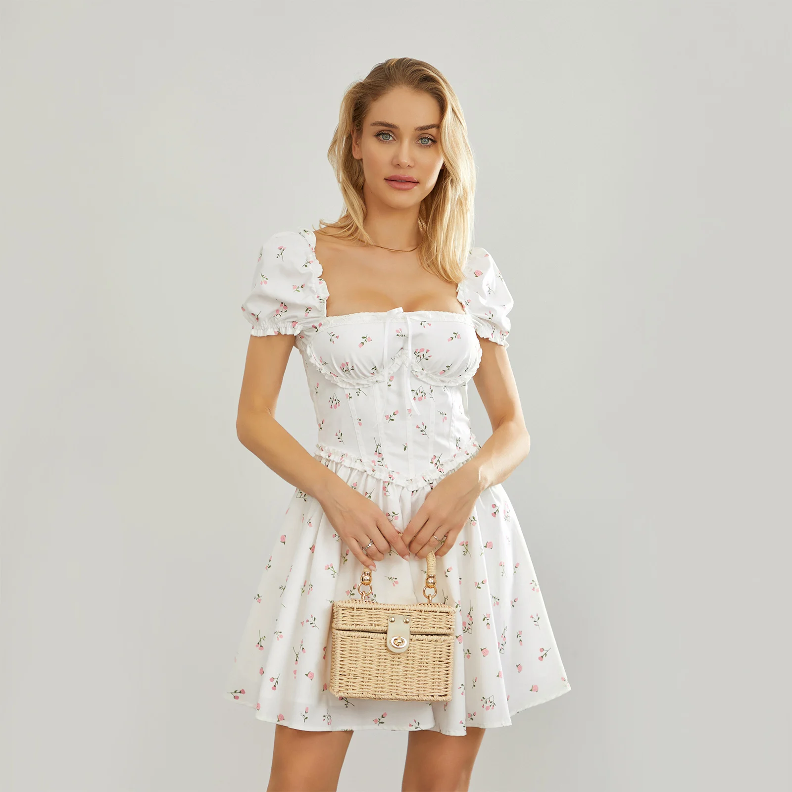 Женское платье с оборками и цветочным рисунком