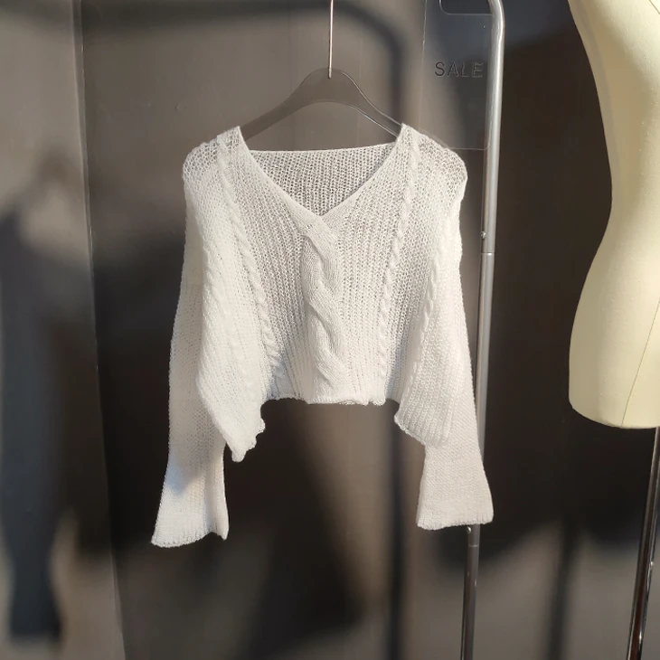 Женский ТРИКОТАЖНЫЙ УКОРОЧЕННЫЙ ТОП с длинным рукавом и V-образным вырезом