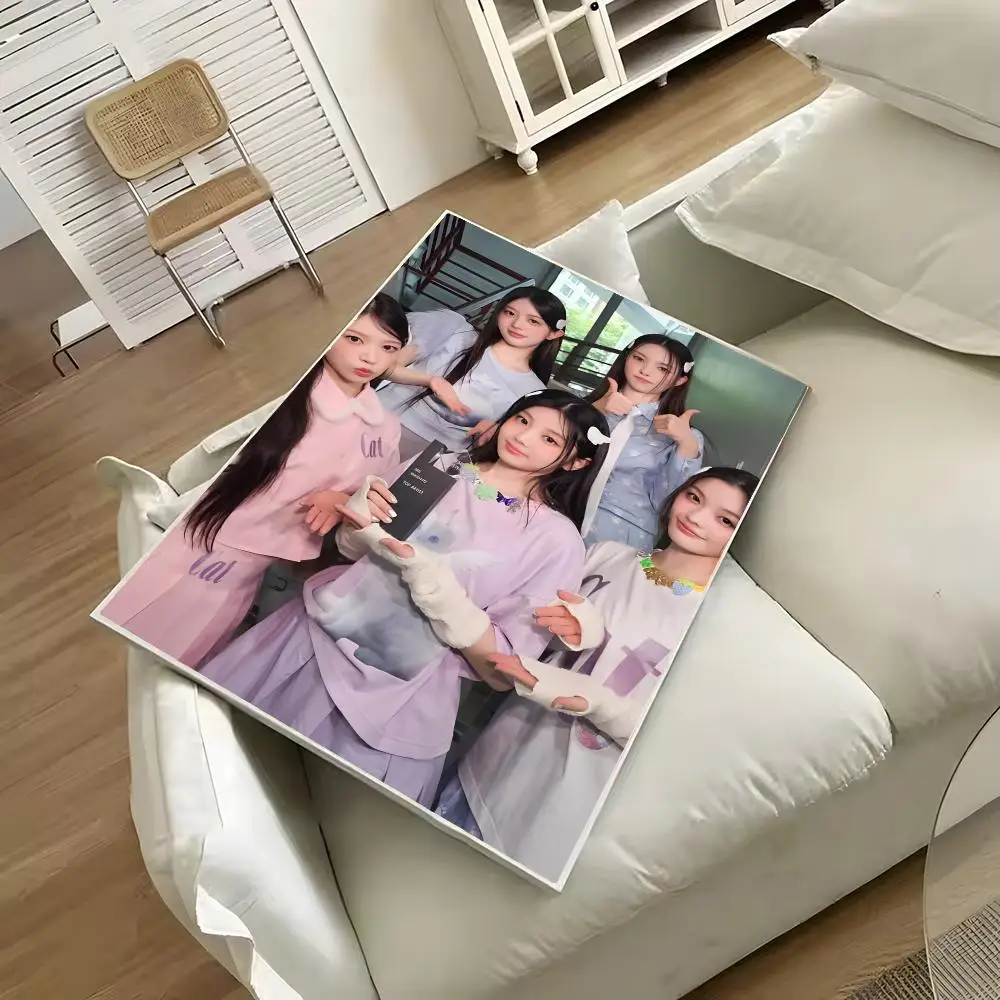 Постер группы I-ILLITS в стиле K-pop, HD-арт, самоклеящийся, водонепроницаемый, для украшения дома, гостиной, спальни, бара, эстетичный декор. (art.: 3920dd32cb22e) - 3920dd32cb22e