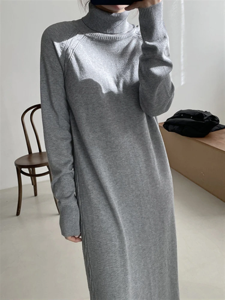 

Женское трикотажное платье-свитер с воротником-хомутом