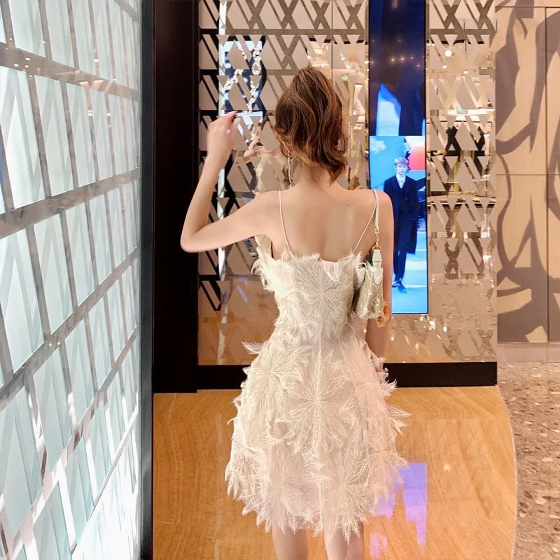 Женское шифоновое платье с перьями белое кружевное ажурное на бретелях-спагетти