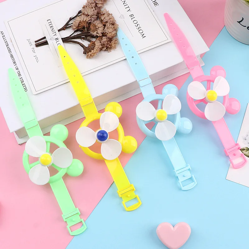 

1PCS Creative Candy Color Watch Windmill Wrist Strap Baby Kids Plastic Windmill Toy Kids Holiday Party Toy Gift